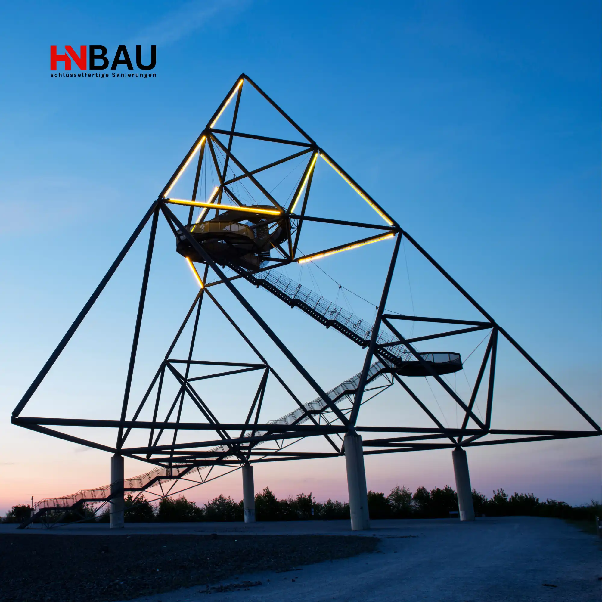 Tetraeder Bottrop bei Sonnenuntergang – modernes Wahrzeichen auf der Halde Beckstraße. Symbol für Innovation, Wandel und Baukultur im Ruhrgebiet, ideal für Inhalte rund um Sanierung und Modernisierung in Bottrop.
