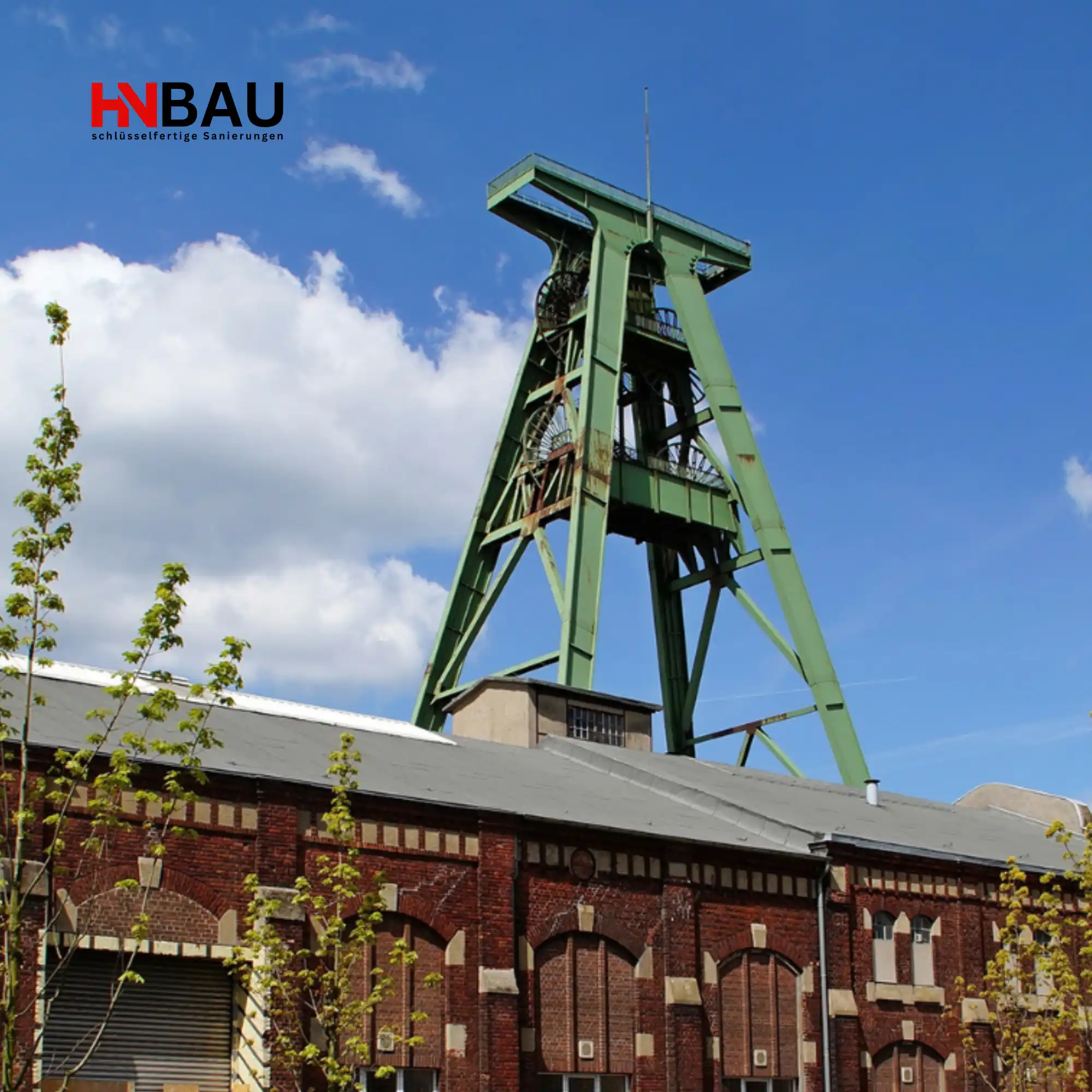 Zeche Lohberg in Dinslaken – historisches Fördergerüst als Wahrzeichen der Stadt, fotografiert bei blauem Himmel, symbolisiert regionale Baukultur und modernisierungsbedürftige Bestandsimmobilien.