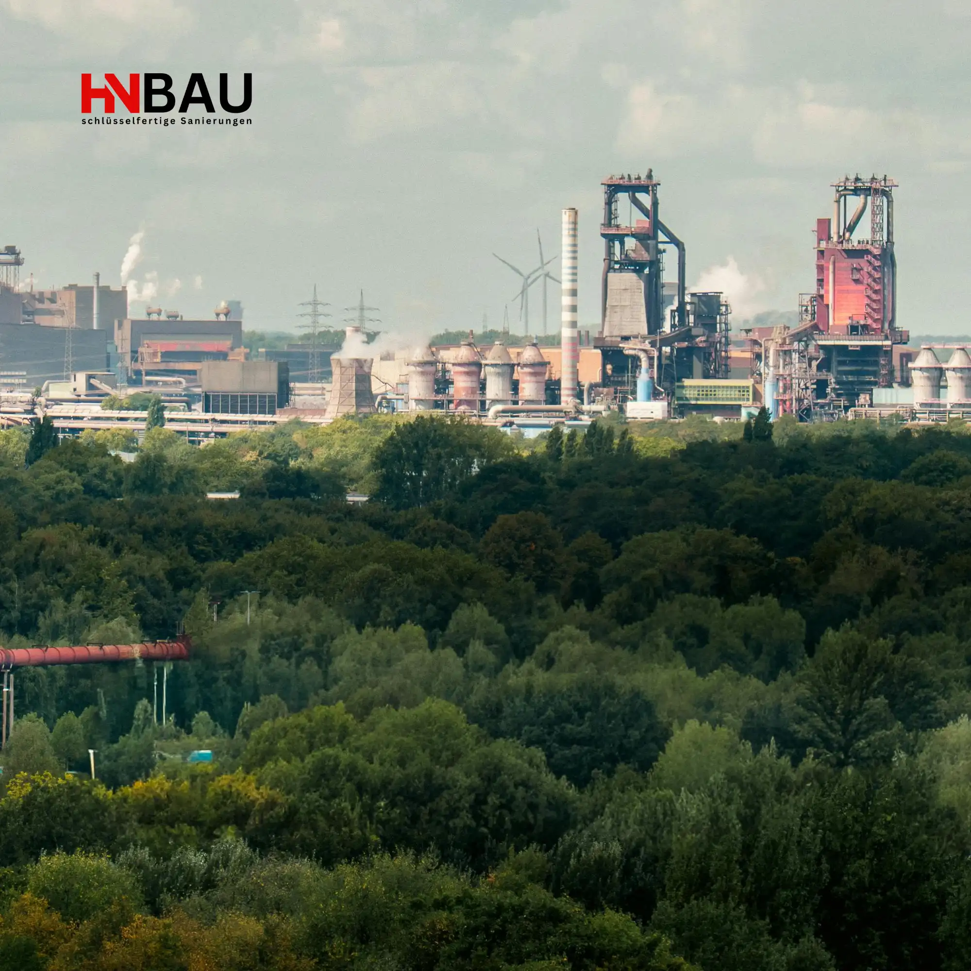 Industriepanorama Duisburg mit Stahlwerken und grünen Waldflächen im Vordergrund, Symbol für strukturellen Wandel und Sanierungsbedarf in Wohngebieten – HN-Bau Sanierung Duisburg.