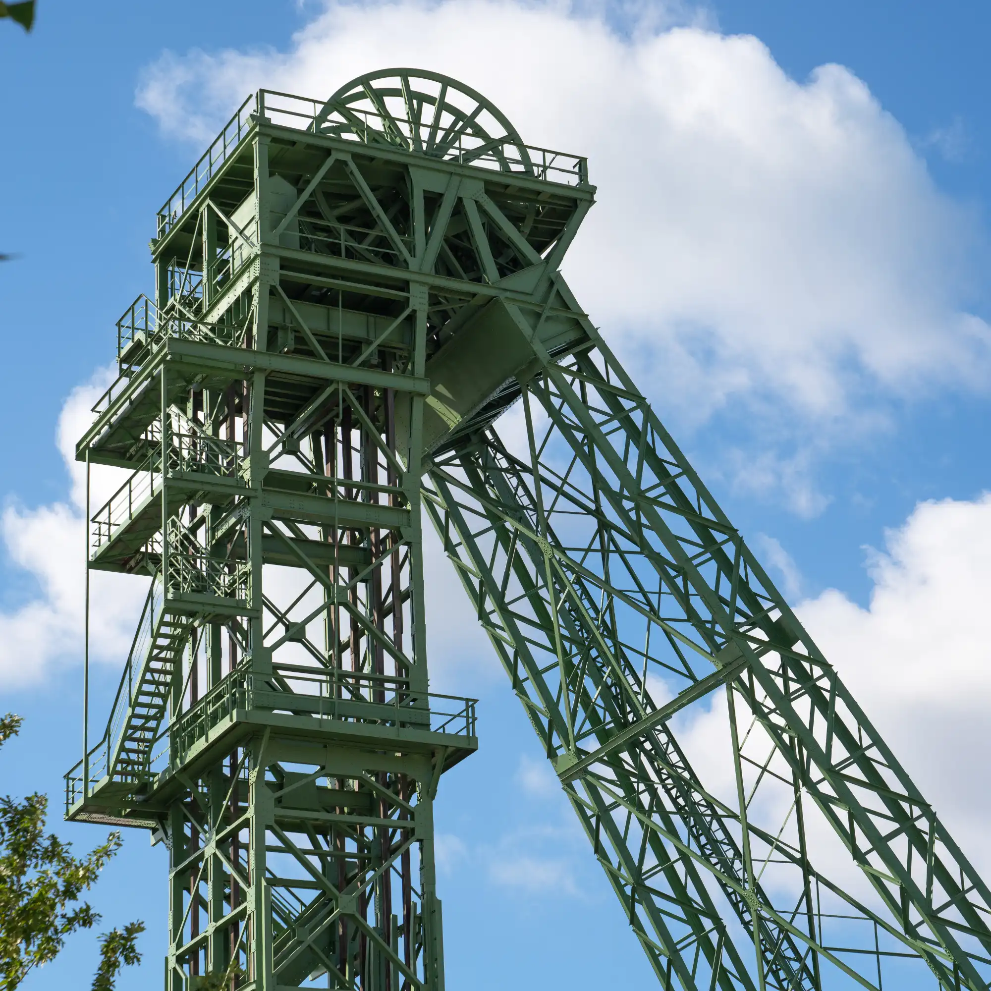 Förderturm des ehemaligen Bergwerks Friedrich-Heinrich in Kamp-Lintfort – Wahrzeichen der Bergbaugeschichte und Symbol der Region.