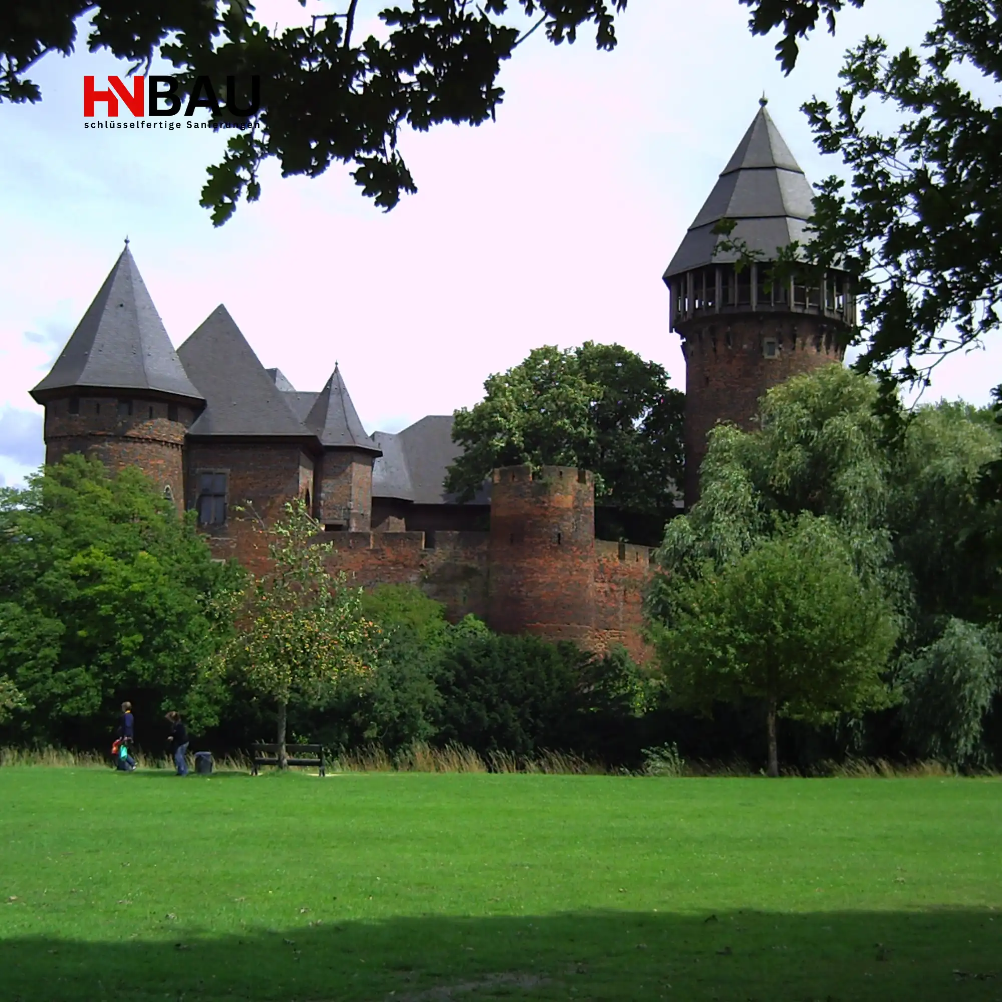 Burg Linn in Krefeld – historische Sehenswürdigkeit der Stadt. Ideal als Symbolbild für regionale Sanierungsarbeiten von Haussanierung-Niederrhein (HN-Bau) in Krefeld und Umgebung.