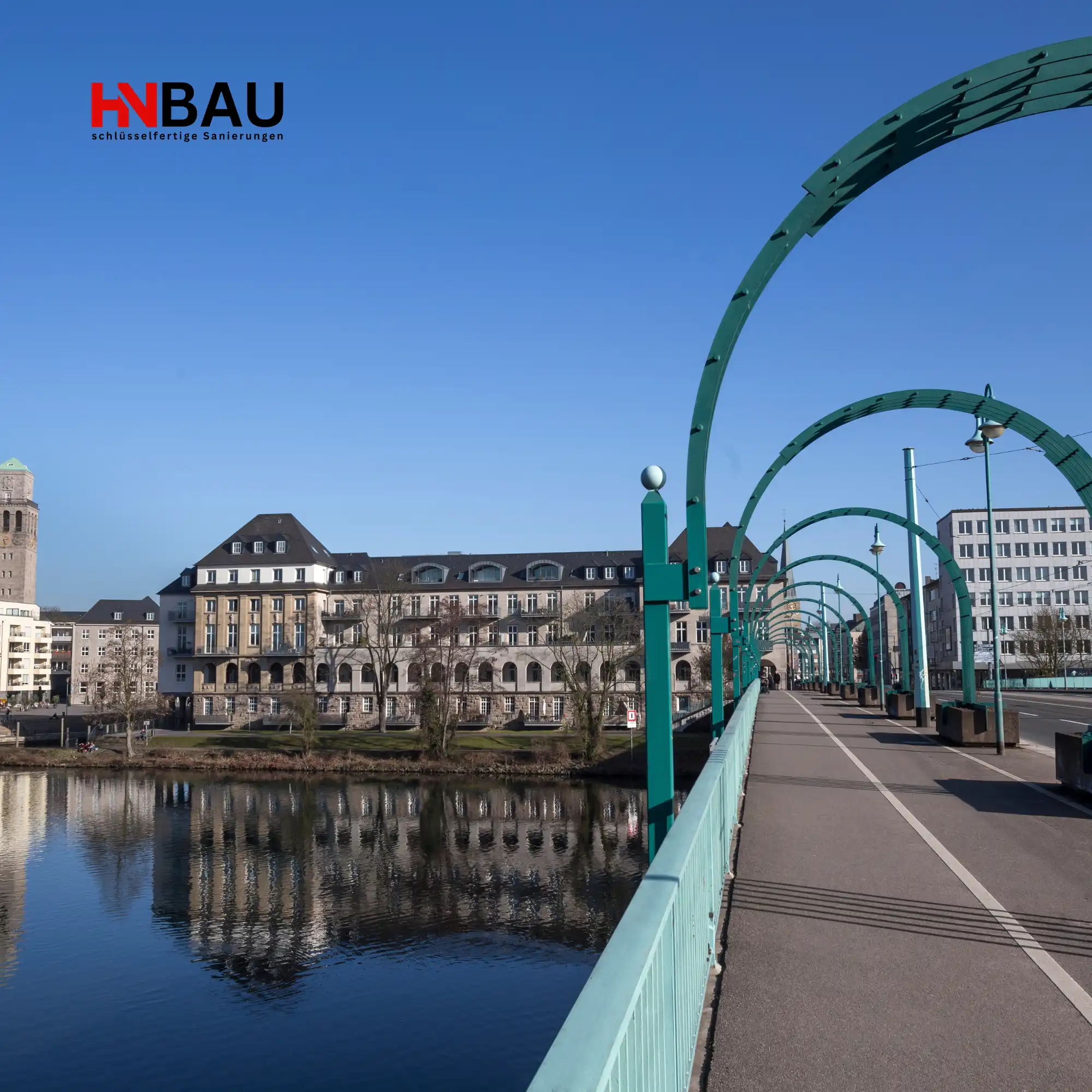 Blick über die MüGa-Brücke in Mülheim an der Ruhr mit historischem Stadtpanorama – Symbol für regionale Sanierungsprojekte von HN-Bau.