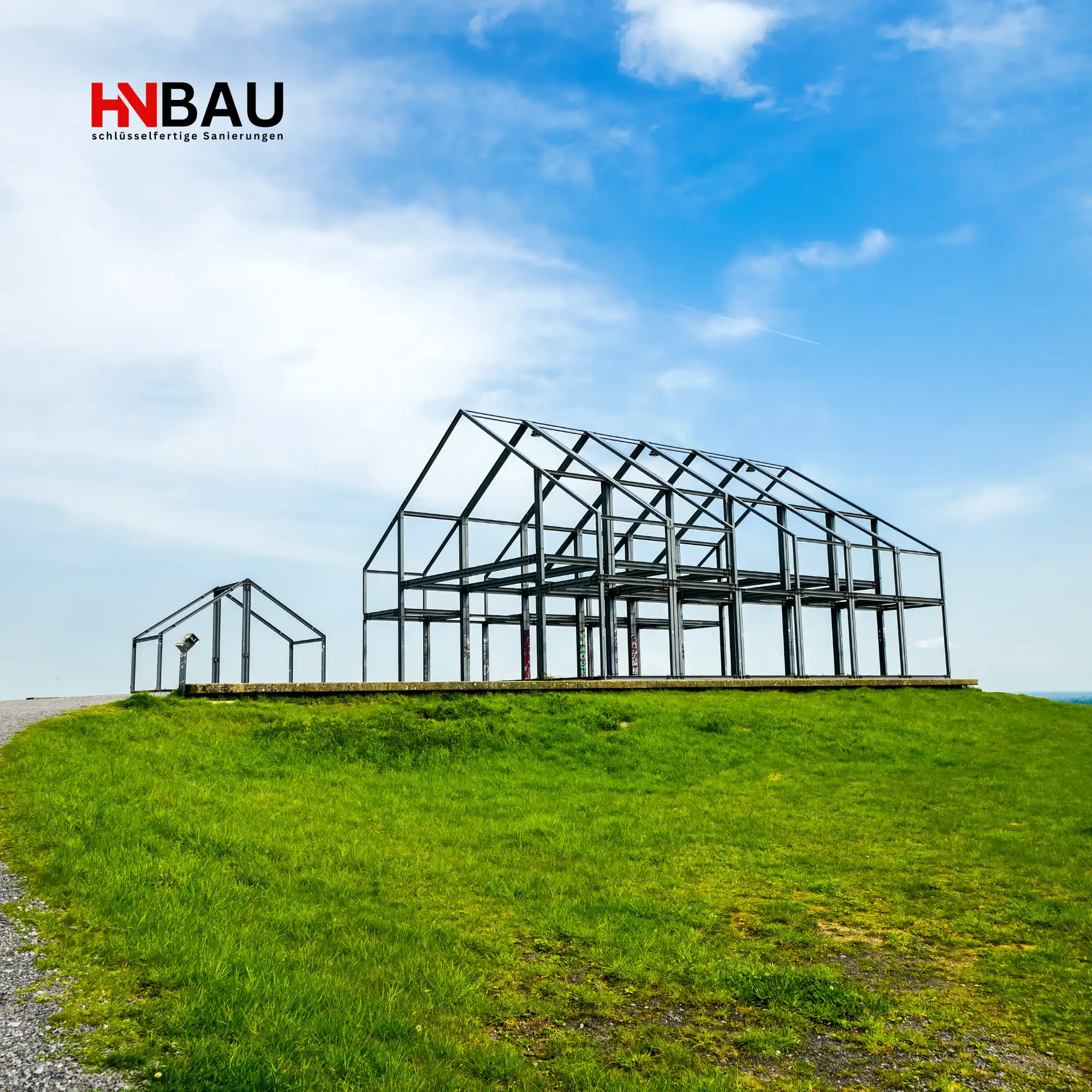 Stahlkonstruktions-Skulptur ‘Haldenhaus’ auf der Halde Norddeutschland in Neukirchen-Vluyn bei blauem Himmel – bekanntes Wahrzeichen der Region und beliebter Aussichtspunkt.