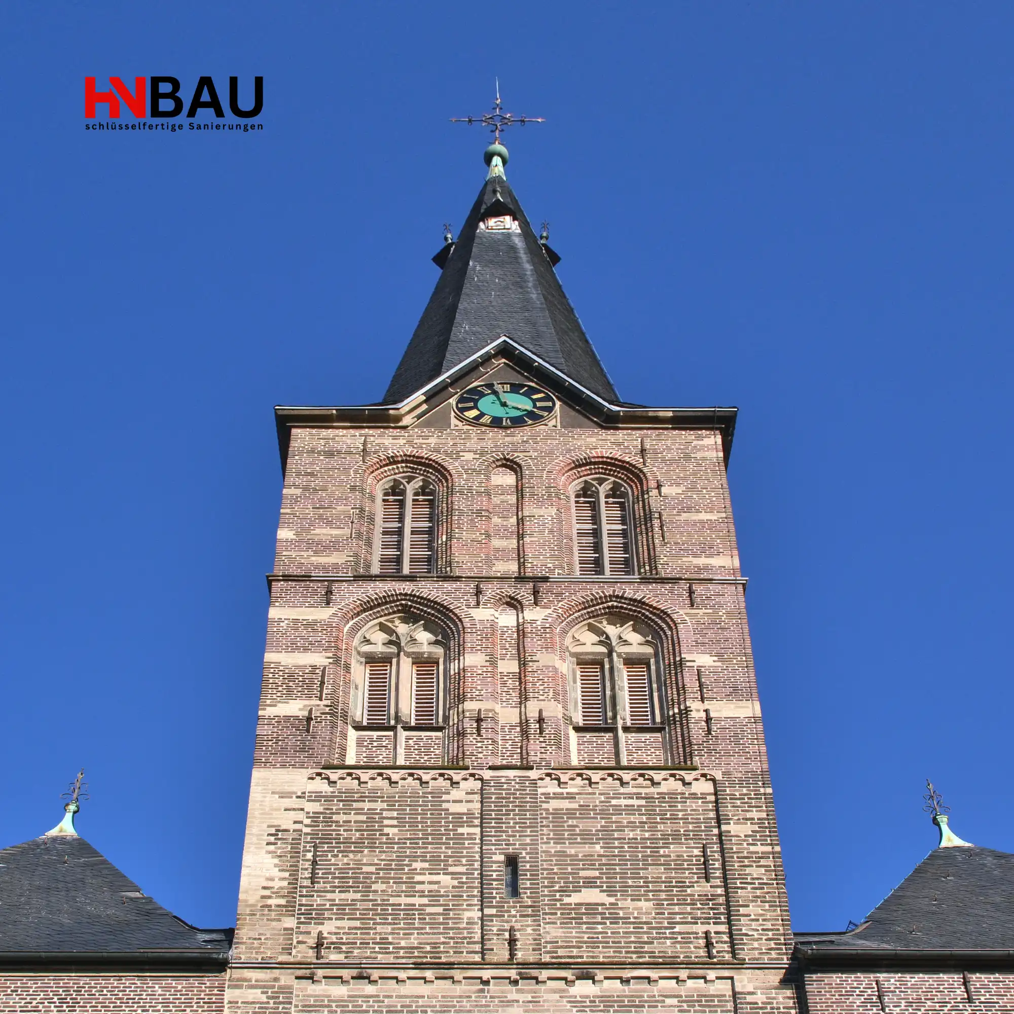 Historischer Kirchturm in Straelen vor blauem Himmel – ein regionales Wahrzeichen der Stadt. Haussanierung-Niederrhein (HN-Bau) bietet professionelle Sanierungsarbeiten für Häuser und Immobilien in Straelen und Umgebung.