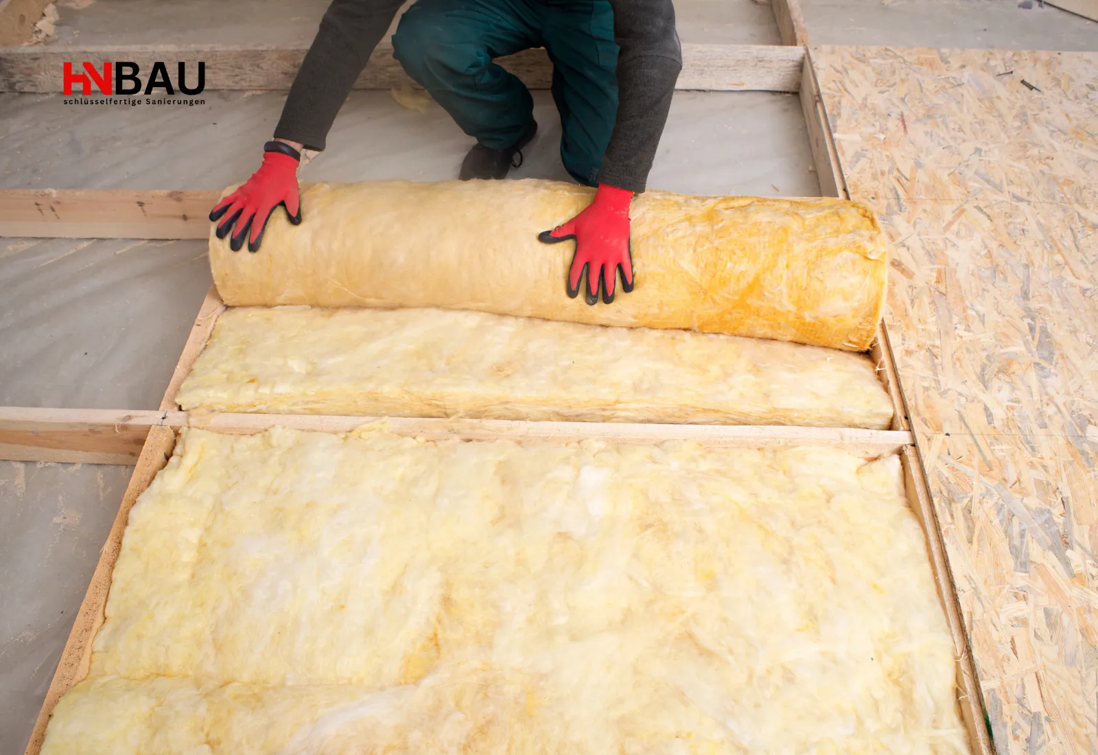Fachgerechte Dämmung der Geschossdecke mit Mineralwolle zur Verbesserung der Energieeffizienz und Reduzierung von Wärmeverlusten im Wohngebäude.