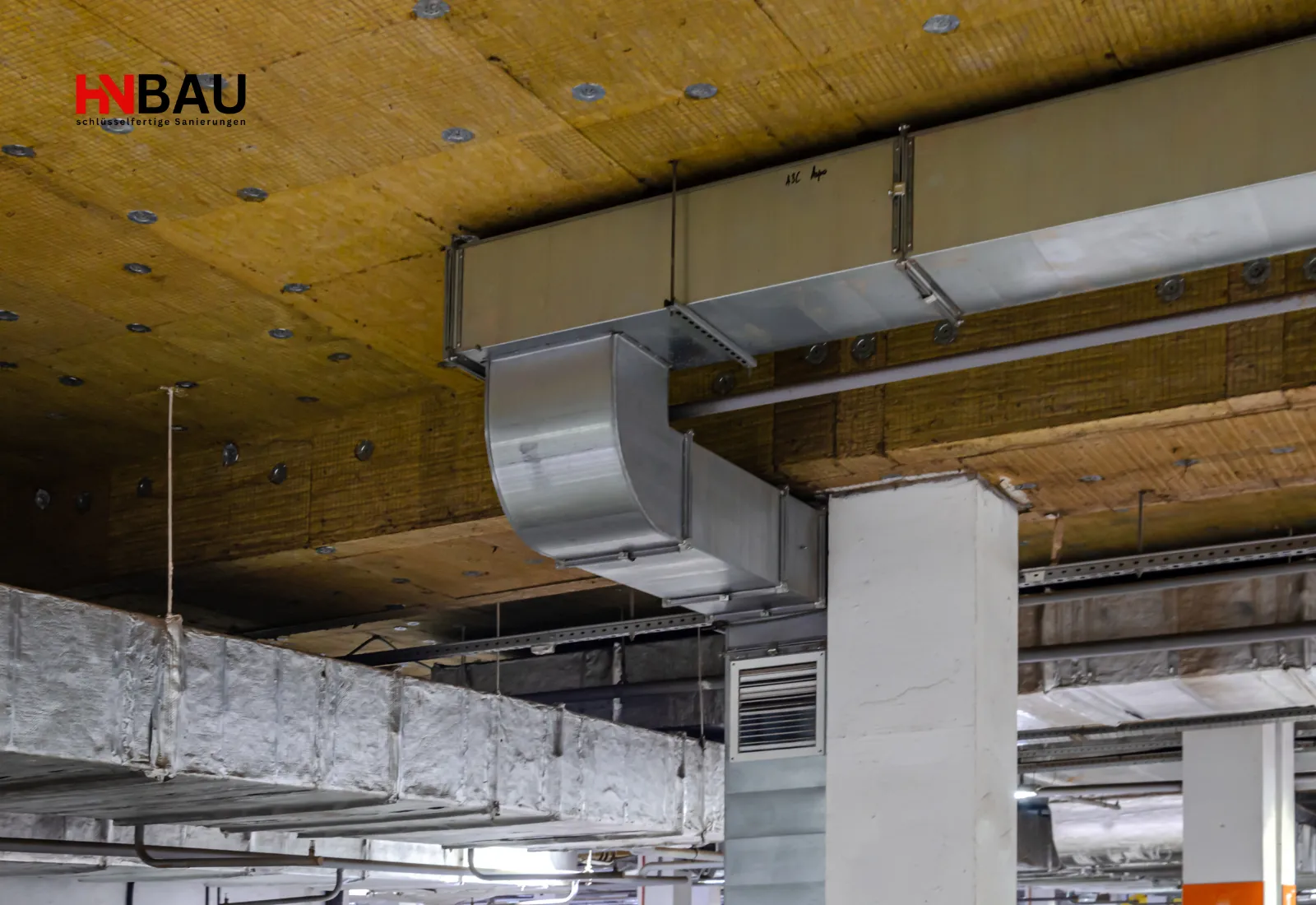 Professionelle Kellerdeckendämmung in einem Gewerbegebäude zur Verbesserung der Energieeffizienz und Reduzierung von Wärmeverlusten.