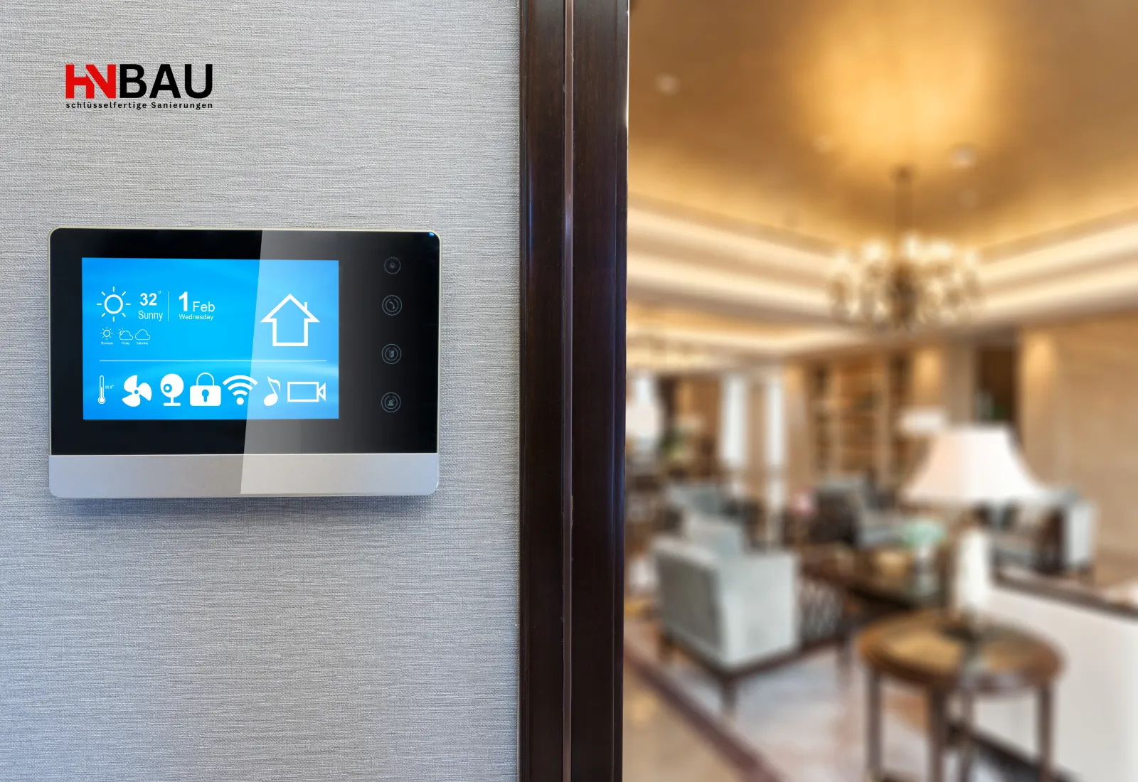 Modernes Smart-Home-Bedienpanel an der Wand eines Wohnbereichs, das Funktionen wie Temperaturregelung, Beleuchtung, Sicherheit und Musik steuert. Das Display zeigt Wetterdaten und vernetzte Systeme an. Beispiel für zeitgemäße Elektroinstallationen und intelligente Gebäudetechnik von HN Bau.