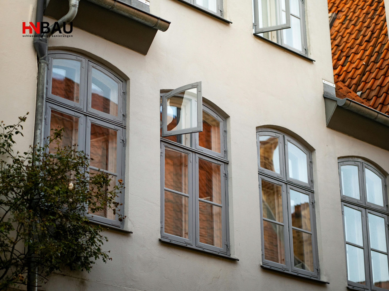 „Altbau am Niederrhein vor Sanierung mit alten Fenstern und Fassade – Ausgangszustand Altbausanierung“