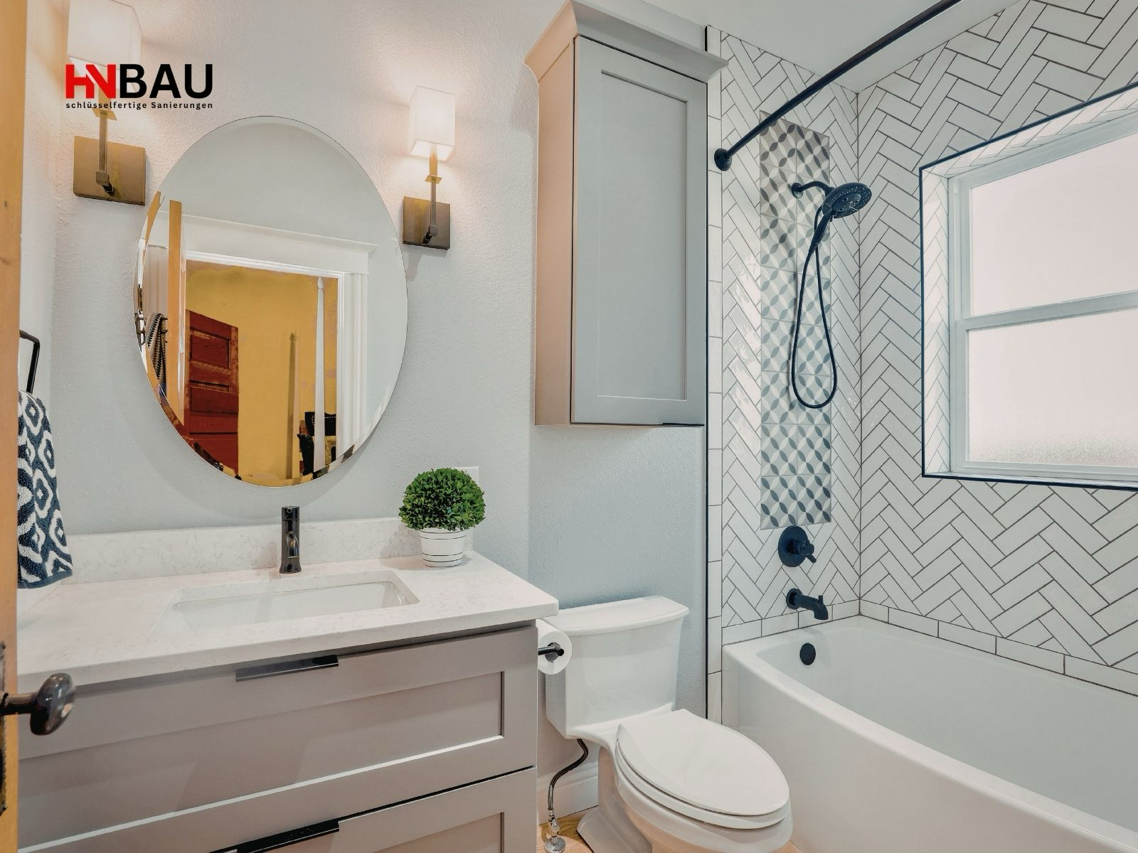Modern saniertes Badezimmer mit Badewanne, Dusche, Waschtisch und Fliesen – Beispiel für hochwertige Badsanierung