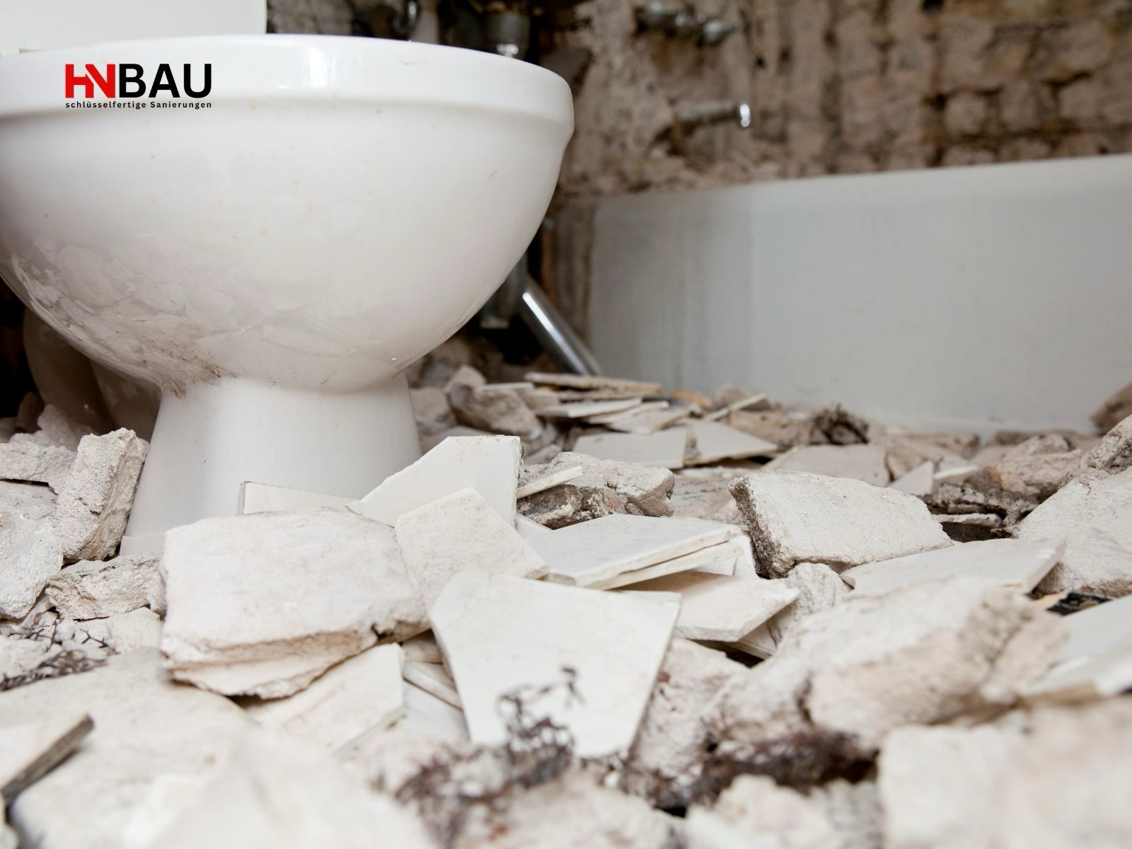 Badsanierung im Altbau am Niederrhein – Badezimmer im Rückbau mit entfernten Fliesen und freigelegten Leitungen