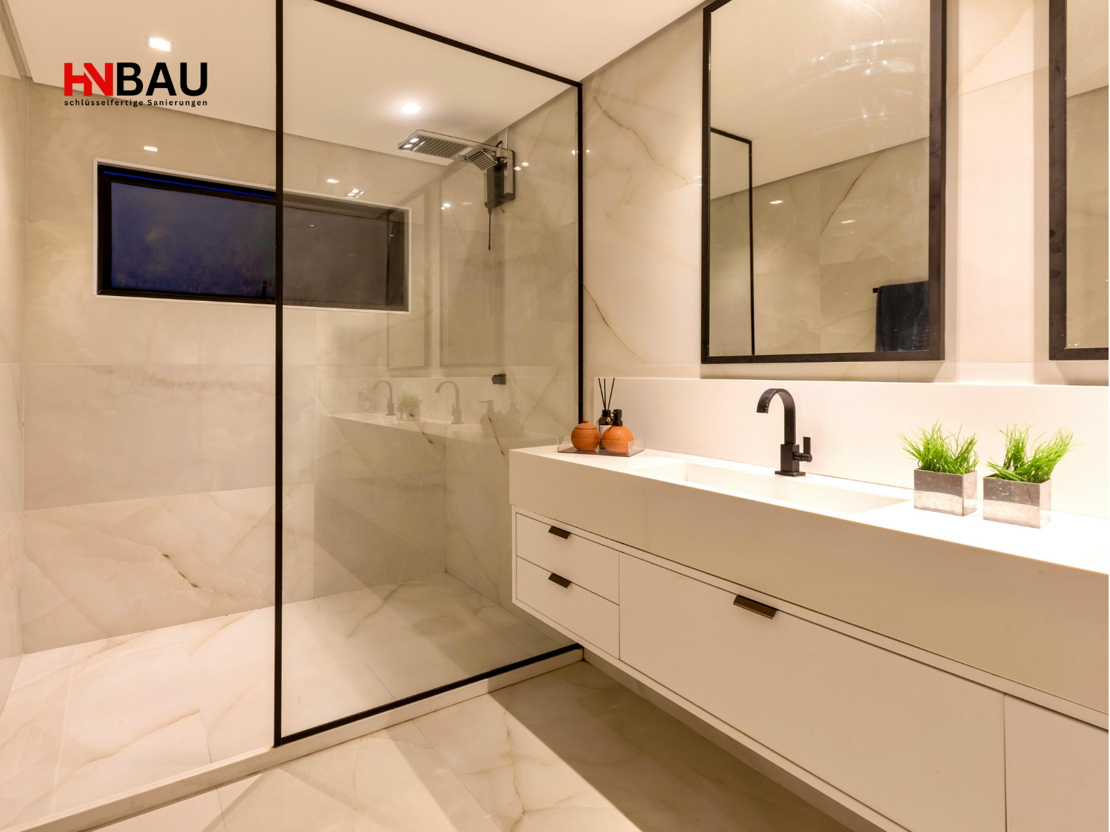 Modernes Badezimmer mit bodengleicher Dusche, großformatigen Fliesen und minimalistischem Waschtisch