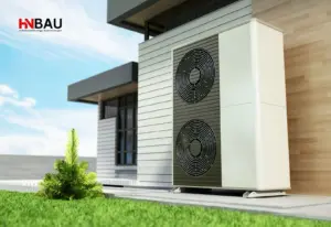 Moderne Luft-Wasser-Wärmepumpe vor einem Einfamilienhaus im Außenbereich installiert – Symbolbild für Heizungstausch, erneuerbare Energien und effiziente Wärmepumpentechnik im Bestandsgebäude.