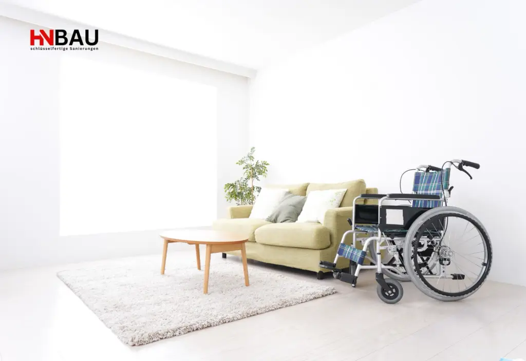 Helles, barrierefreies Wohnzimmer mit Sofa und Rollstuhl auf schwellenlosem Boden – Symbolbild für altersgerechtes Wohnen und barrierefreien Umbau im Eigenheim.