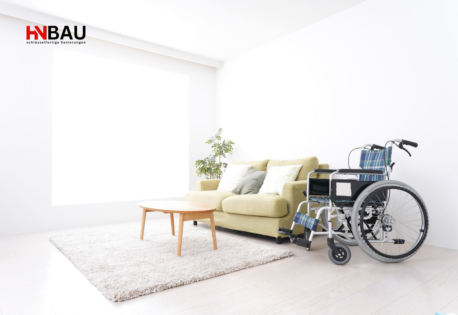 Helles, barrierefreies Wohnzimmer mit Sofa und Rollstuhl auf schwellenlosem Boden – Symbolbild für altersgerechtes Wohnen und barrierefreien Umbau im Eigenheim.