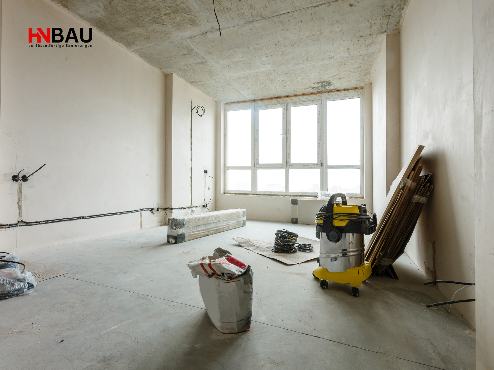 „Kernsanierung am Niederrhein – Innenraum nach Rohbauphase mit neuer Elektrik und vorbereitetem Ausbau“